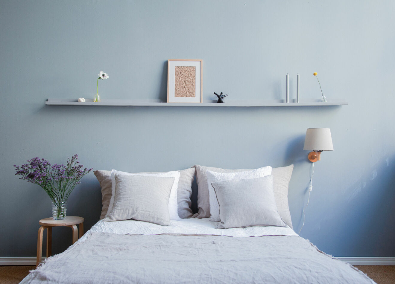 sovrum målat i trendigt ljusblått