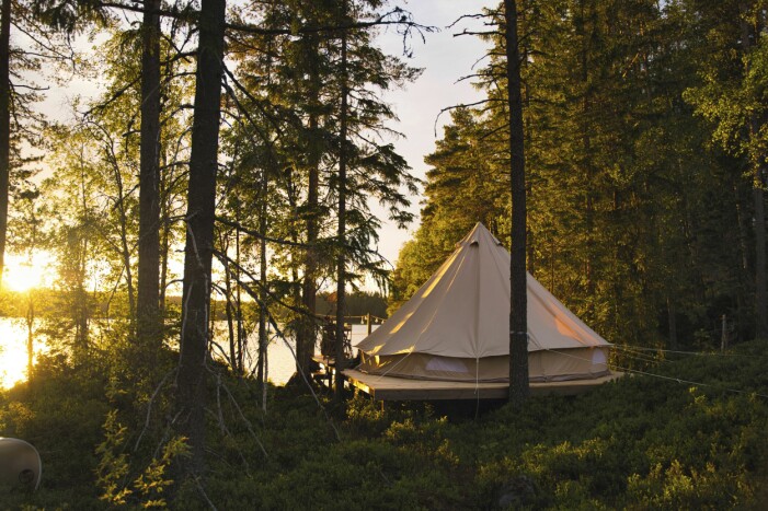 På Kloten Lakeside Glamping sover du i tält precis vid sjön Långvattnet, precis på gränsen till södra Dalarna. All mat levereras med båt till tältet, sängarna är hotellbäddade och egen kanot finns för att utforska omgivningarna. Kloten Lakeside Glamping, södra Dalarna.