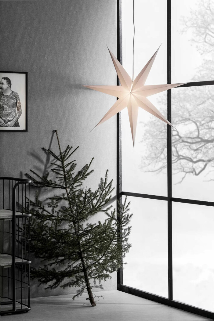 Med några enkla knep kan du slippa en sned julstjärna i fönstret. Så får du julstjärnan att hänga rakt med tre enkla knep