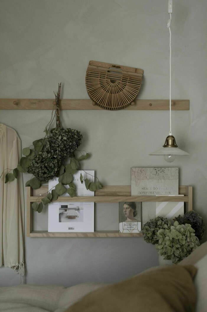 Foto och stylist: Caroline Borg. Syns i: <a target="_blank" href="https://www.residencemagazine.se/hemma-hos/stylisten-caroline-borg/8046977">"Överflöd av textil och fransk lyx – se stylisten Caroline Borgs hem"</a>. Knopplist i sovrum