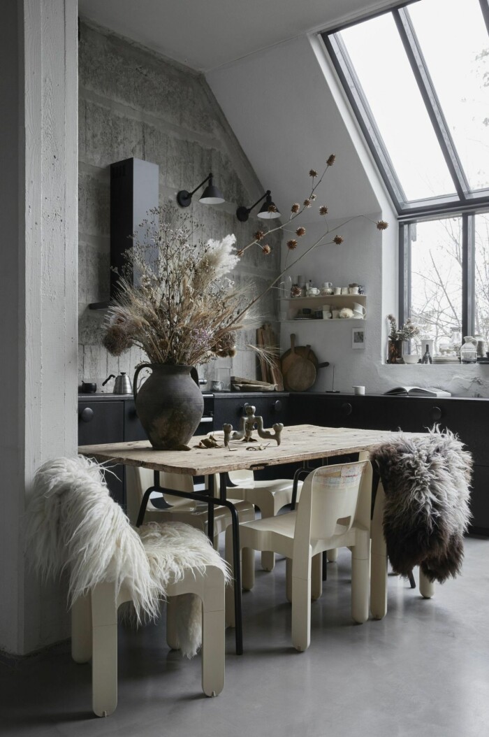 Foto: Emily Laye från artikeln <a target="_blank" href="https://www.residencemagazine.se/hemma-hos/hemma-hos-inredningsstylisten-i-ateljelyan/3861566">Hemma hos inredningsstylisten i ateljélyan</a> Kök stylat av inredaren Linnéa Salmén.