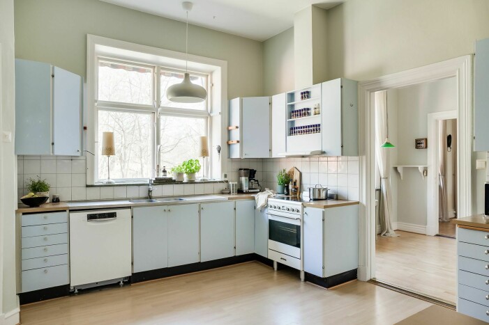 Köket är ett av få rum i bostaden som kan må bra av en renovering. köket