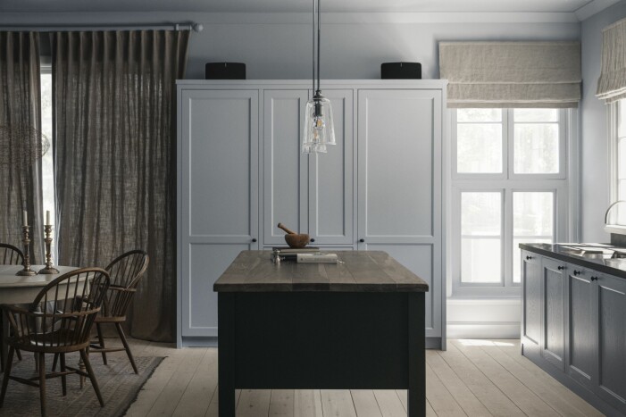 Ärvda norska stolar. Bord med fem iläggsskivor från Oscar & Clothilde. Gardiner från Lotta och Lisbeth. Matta från Dusty deco. Specialtillverkad bänkskiva från Retsloffs snickeri. Kök från Kitchen & beyond. Kök från Kitchen & beyond hemma hos Ellen-K Willas