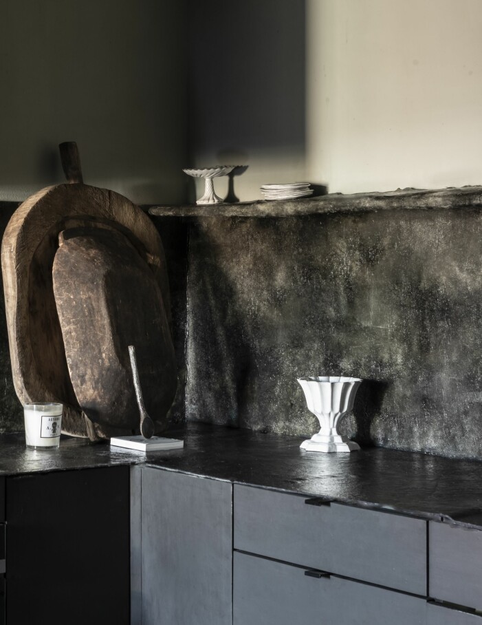 Lucas variant av svensk köksstandard. Bänk- och väggskivor av linoljevaxmålat fiberglas. Luckorna målade med samma vax. Vit keramik från franska Astier de Villatte. Trätrågen och brickorna är gamla. Den lilla skeden köpt på Miriam Nassirs butik i New York. Kök hemma hos Lucas Morten i Varberg