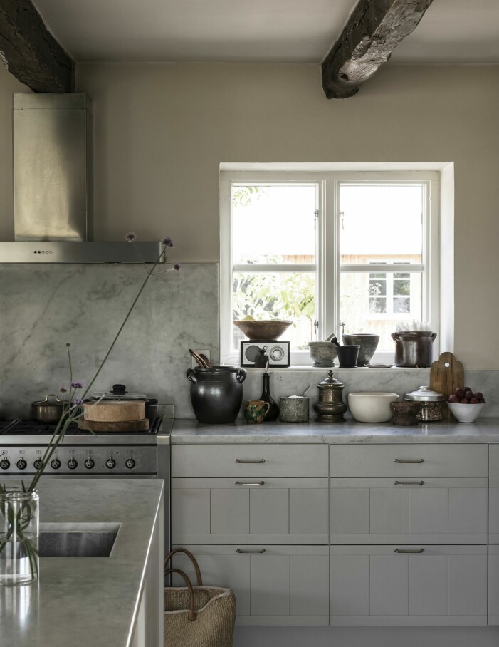 Köket är byggt av Ikeastommar. Luckorna är i björk och handmålade. Kök delvis byggt av ikea och delvis gjort själv.