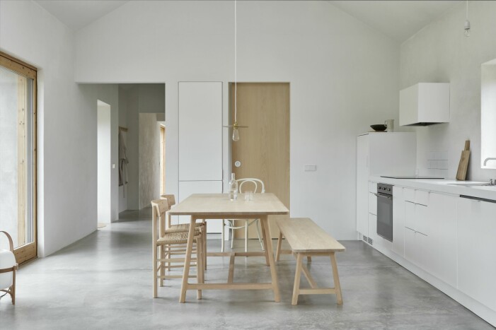 Husets kök. Via gången når man barnens sovrum. Matbordet kommer från Frama, liksom taklampan Circle. Bänk, Hay. Stolarna är Børge Mogensens J39. Husets kök, ljust inrett.