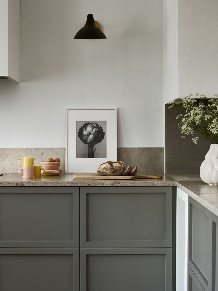 Varmgrått och rena linjer med luckan <em>Karma</em> från Lucks by Robo. Elegant minimalistiskt kök med ramlucka