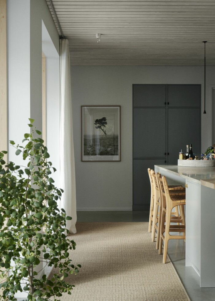 Från köket når man barnens tre sovrum och »gömda soffrummet« som fungerar som filmrum och extra gästrum. Barnens sovrum är små, men det finns gott om utrymme i de platsbyggda våningssängarna. Kök och sittplats.