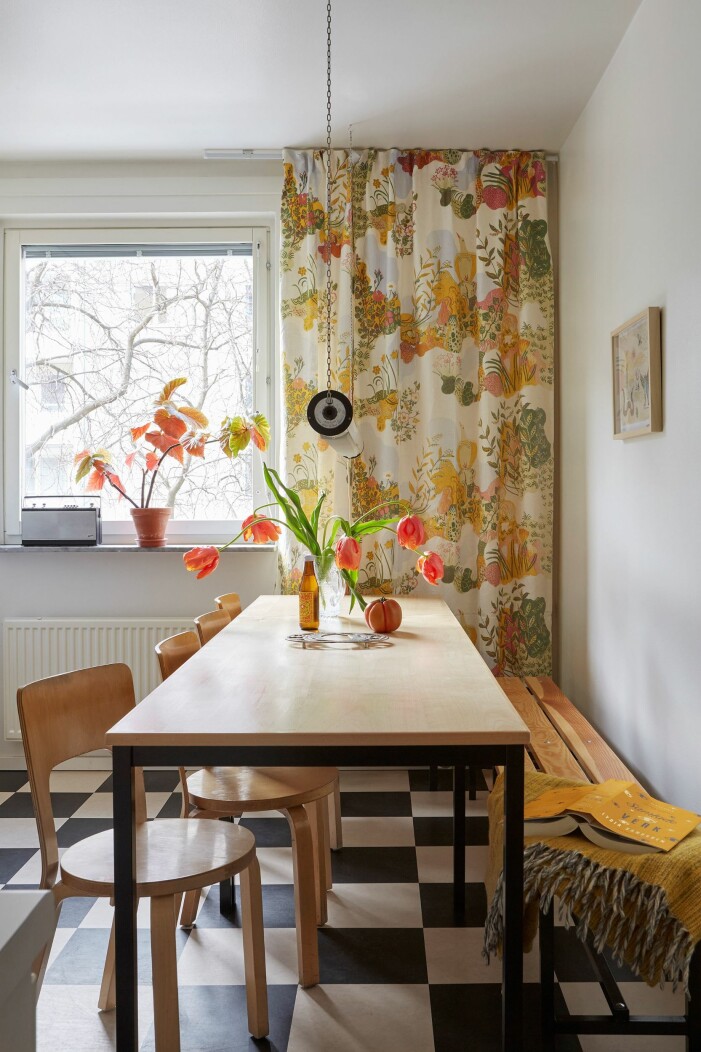 Säsongens stora trendfärg solgult får mer än gärna genomsyra alla hemmets rum. Stylist: Charlotte Lindholm för <a target="_blank" href="https://www.instagram.com/historiskahem/">Historiska Hem</a> Mäklare: Henriette Gerson. Inred med mönstrade textilier i sommar