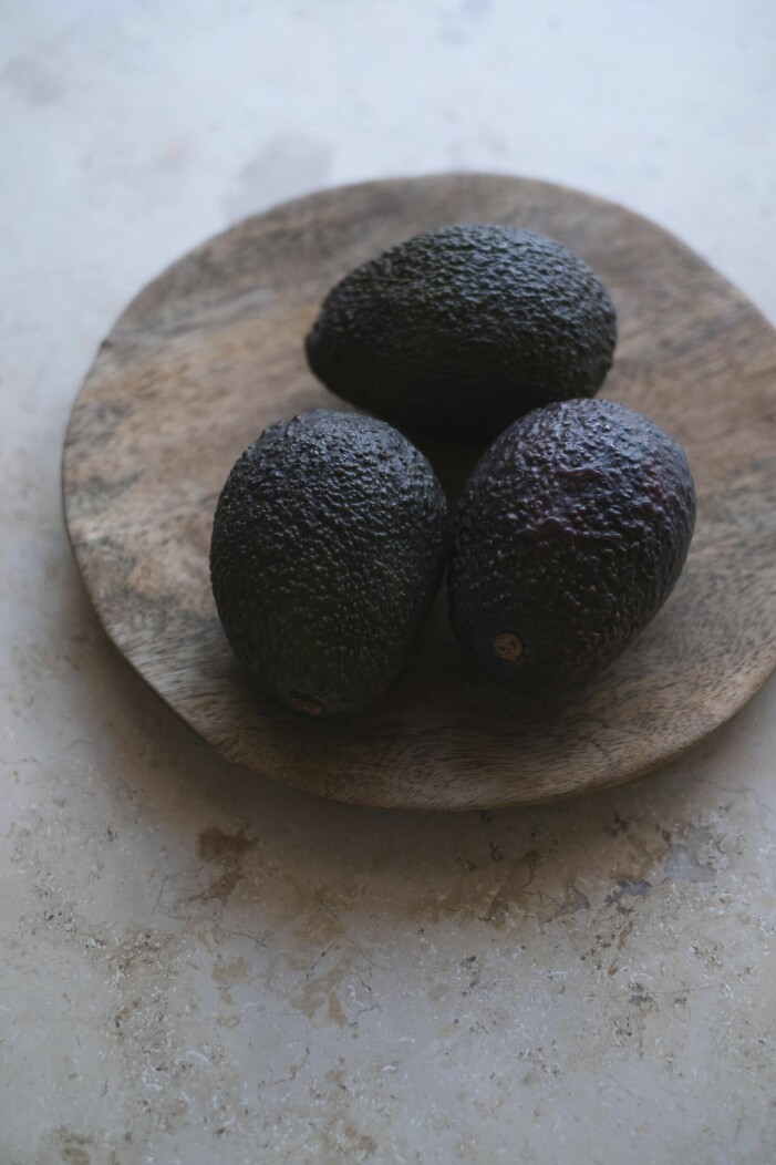 Den vackra kalkstensskivan i köket skvallrar om Antonias kärlek till naturmaterial. Köksbänk och avokado.