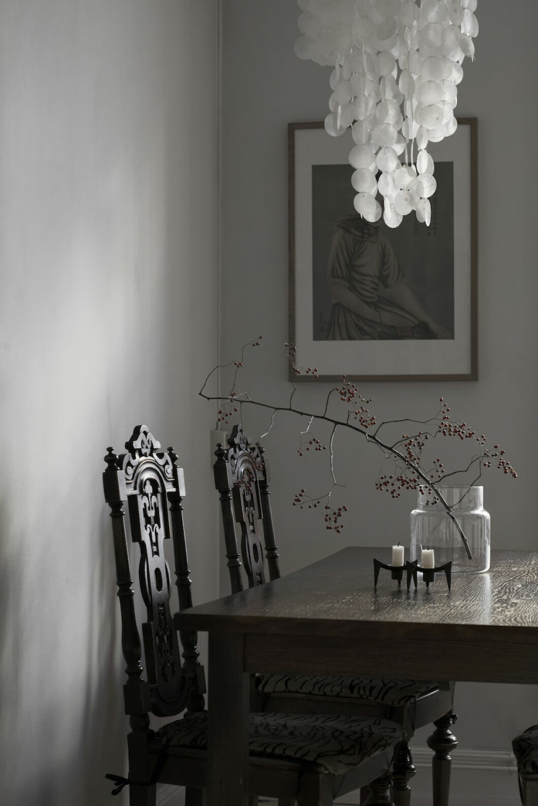 <em>Köksbordet köptes på House för 17 år sedan och har fått en fin patina i dag. Stolarna stod tidigare i Michelles mammas butik i Gamla stan. »Under 90-talet drev hon Aromastudion som var en salong och en butik. Jag brukade helgjobba där. Och ibland vila ut på massagebädden.«</em> Köksbord från House hemma hos Michelle Meadows.