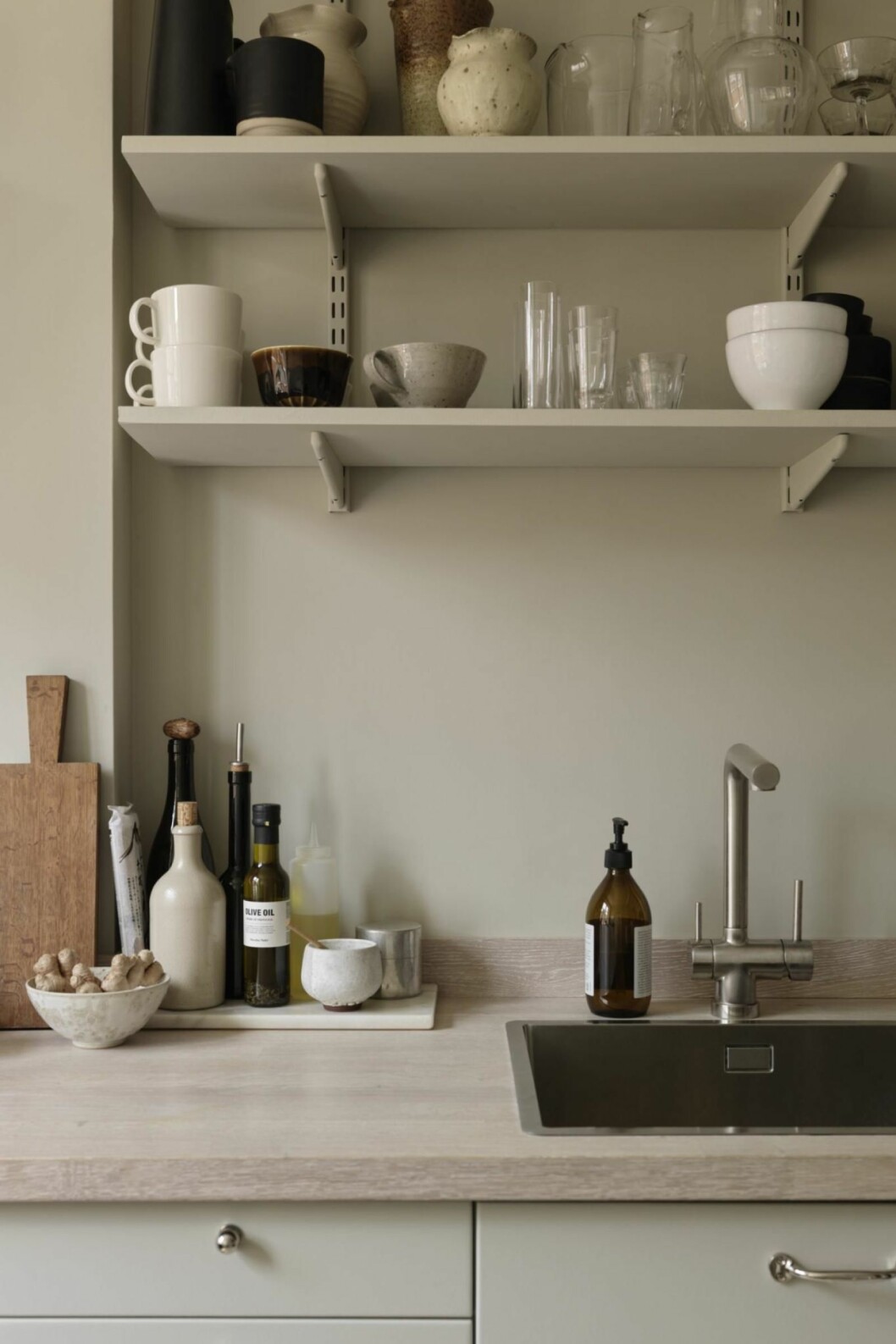 Foto: Elin Sylwan från artikeln <a target="_blank" href="https://www.residencemagazine.se/hemma-hos/josefin-haags-rymliga-etta-i-vasastan/7765518">Ombonat och vilsamt hemma hos inredaren Josefin Hååg i Vasastan</a> Synlig förvaring i modernt kök.
