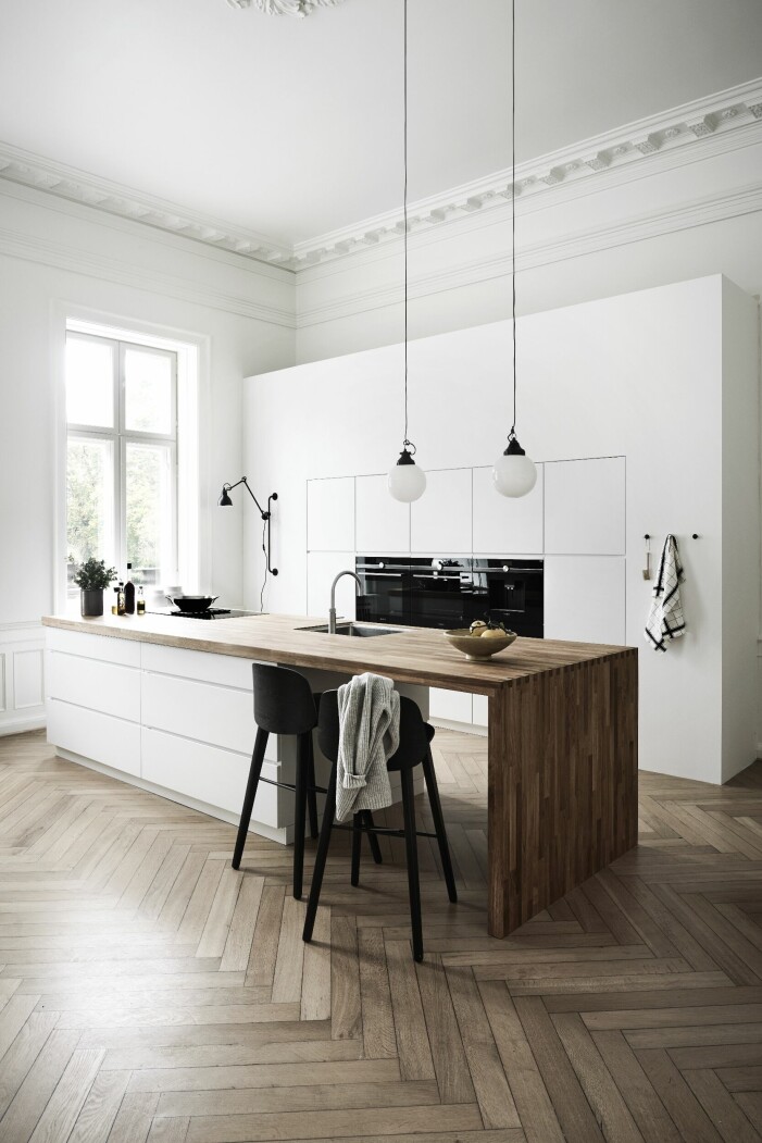 Köksö med stor yta för både sittplatser och matlagning. Köket kommer från danska <a target="_blank" href="https://www.kvik.se/guider-och-inspiration/guider/hitta-raetta-koeksoen" class="italic" data-lab-italic_desktop="italic">Kvik</a> och heter <span class=" italic" data-lab-italic_desktop="italic">Mano Hero</span>. kök med matplats