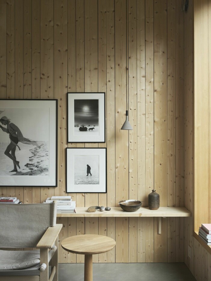 »Jag har under många år samlat på konst och foto så när vi sålde vår bostad fick en del av samlingen ett nytt hem på Rörbäck.« Fotokonst: Georg Oddner, Sune Johansson och Ewa-Marie Rundquist. Konst på en trävägg.