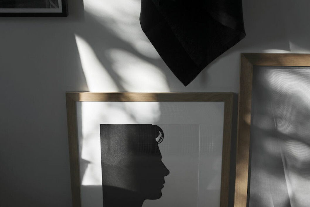 Både Jenny och Johan har sin bakgrund som art directors, och det grafiska tänket löper både genom deras arbete och hem. Konst som föreställer silhuett av man hemma hos Johan Fredlund och Jenny Kästel Tavassoli.