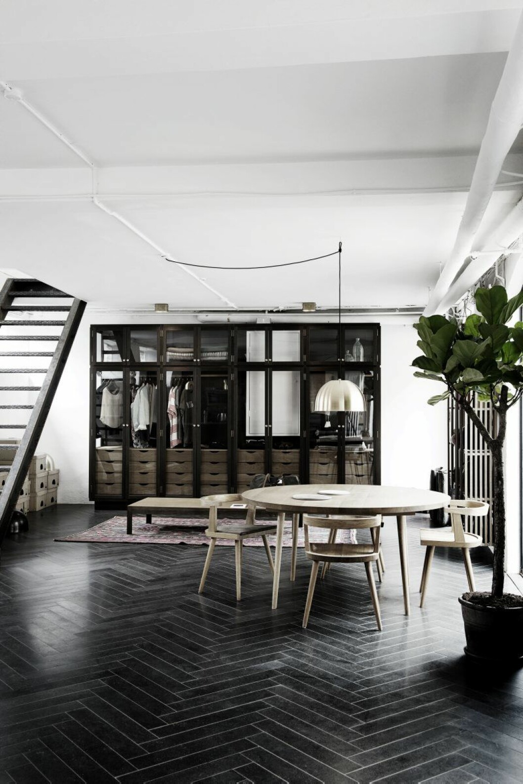 Showroomet ligger på en bakgård i Islands brygge. Hit kommer snart inredningsbutiken The shop of the new att flytta, med hantverkskuriositeter från hela världen (finns även att beställa via nätet). Trappan klingar som ett kyrktorn när man går upp kontoret på ovanvåningen. Københavns møbelsnedkeri
