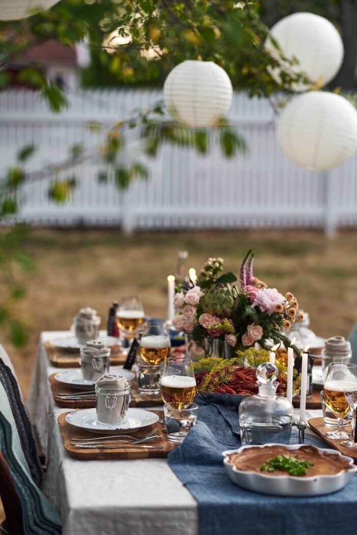 härligt inspirerande dukning till kräftskivan. Foto: Nordic Nest kräftskiva 2021 dekoration och tillbehör