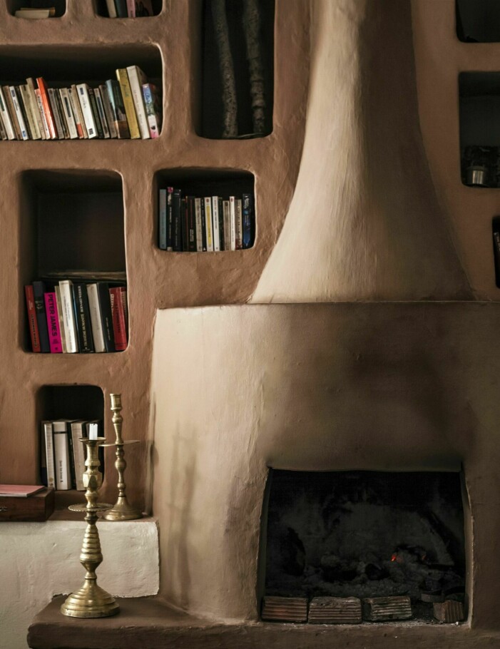 Foto: Mike Karlsson Lundgren. Styling: Hilary Robertson. Syns i: <a target="_blank" href="https://www.residencemagazine.se/hemma-hos/kolla-in-marocko-villans-materialval-inspirerar-stjarnstylisten/8711802">"Kolla in Marocko-villans materialval: Inspirerar stjärnstylisten"</a>. Kreativ bokhylla förvaringslösning