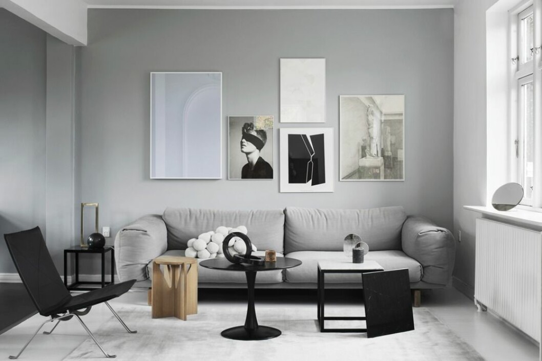 Rena linjer. Mjukt men skärpt, Kristina Dam i ett nötskal. Soffa, Muuto. Runt svart bord av Nanna Ditzel. Pall i trä, sidobord, skulpturer och kudde (som är en prototyp) från Kristina Dam Studio. Stol, Poul Kjærholms PK22. Den mesta konsten är Kristinas egen. Fotokonst Blind women av Henrik Abrahamsen. Matta, Masimo.