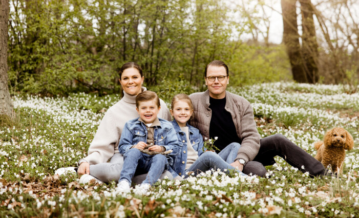 Kronprinsessfamiljen fotograferade vid Haga slott i maj 2021. Kronprinsessan Victoria, prins Daniel, prinsessan Estelle, prins Oscar och familjens hund. Kronprinsessfamiljen fotograferade vid Haga slott i maj 2021. Kronprinsessan Victoria, prins Daniel, prinsessan Estelle, prins Oscar och familjens hund.