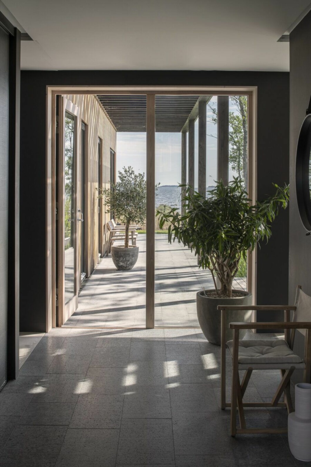 Kryss, loungestol, design Björn Hultén. Och Djurö-stolarna igen i bakgrunden.