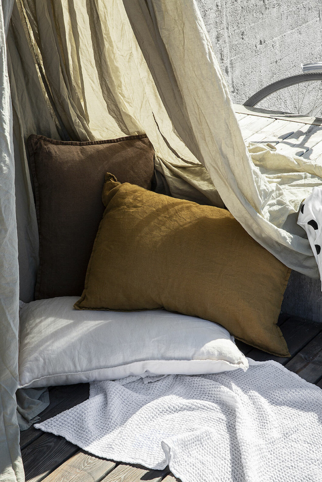 Kuddar i brunt linne från Granits sommarkollektion