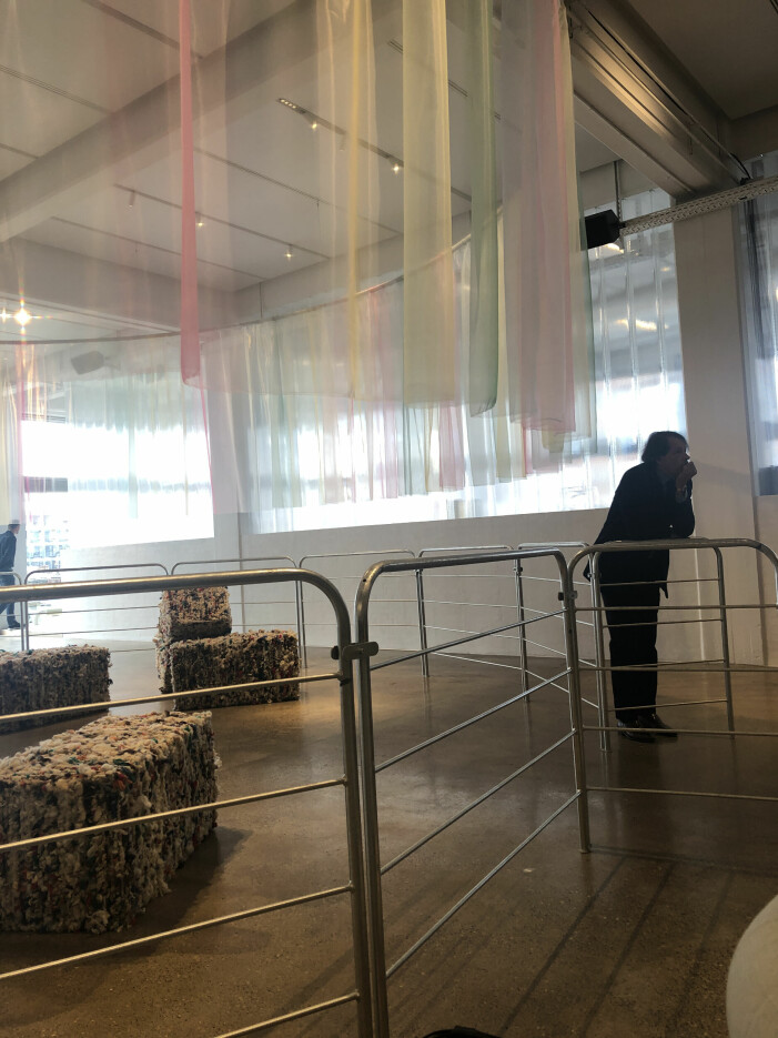 Peter Saville i motljus med det fantastiska transparenta tyget för Kvadrat. Peter Saville Kvadrat