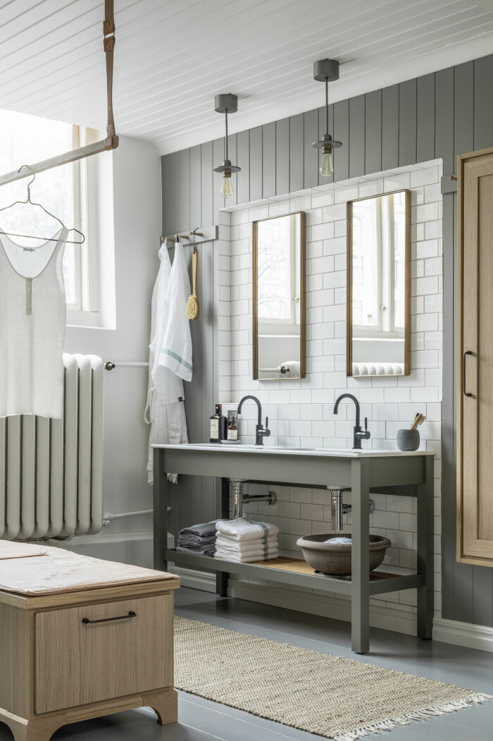 Lugna grågröna toner ger en naturnära känsla. Foto: Kvänum badrum i klassisk stil med dubbla handfat