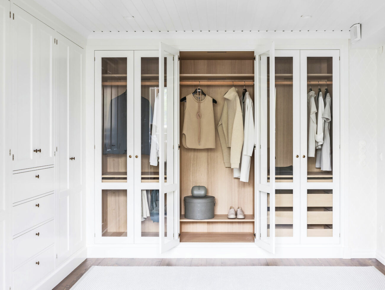 vit garderob med både sluten och öppen förvaring från Kvänum