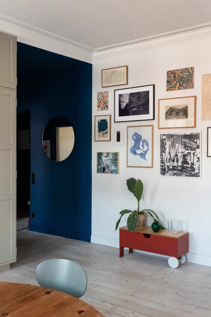 Skapa din egen tavelvägg och sätt personlig prägel på ditt hem. Här kan du läsa mer om hur du <a target="_blank" href="https://www.residencemagazine.se/inredning/sa-inreder-du-snyggt-med-tavlor—expertens-basta-tips/7242751">lyckas med tavelväggen.</a> Tavelvägg i kök