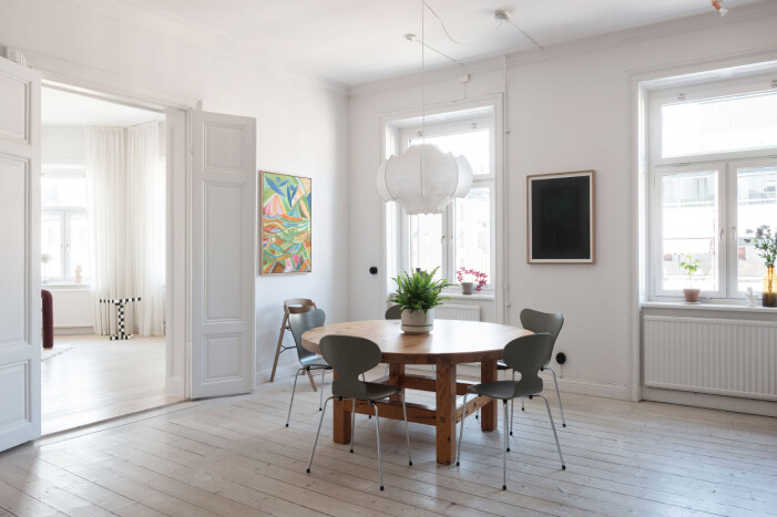 I köket finns det gott om utrymme för härliga middagar med familj och vänner. Kök i trerummare på Maria prästgårdsgata på Södermalm