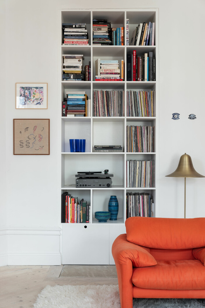 Vico Magistretti orange "Maralunga" fåtölj för Cassina Bokhylla med lp-skivor och lp-spelare