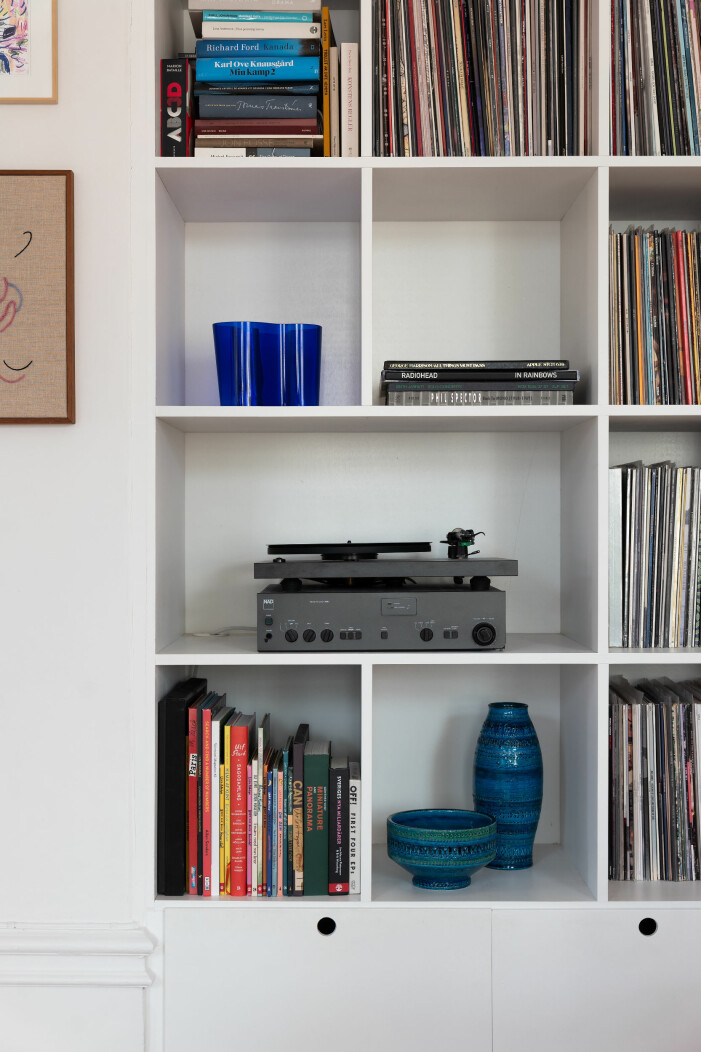 Spara på dina lp-skivor – de kan bli en snygg inredningsdetalj. I bokhyllan syns även den klassiska vasen av Alvar Aalto för Iittala. Bokhylla med lp-spelare, lp-skivor och blå Alvar Aalto vas för Iittala