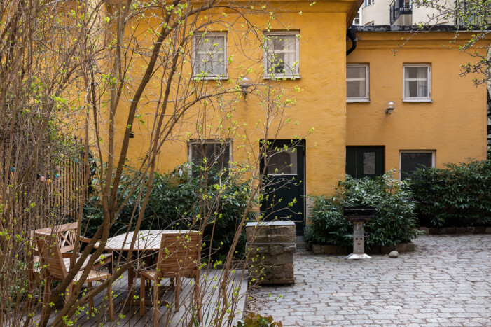 Härlig innergård att hänga på under sommarens ljumma dagar. Innergård på Södermalm i Stockholm