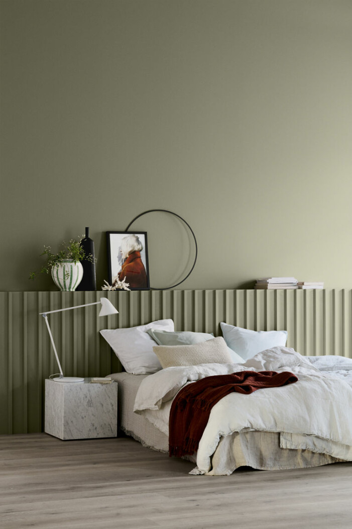 En större eller mindre säng? Ha rummets planlösning i åtanke när du navigerar dig bland alternativen. Foto: Jotun. Så inreder du med sängen