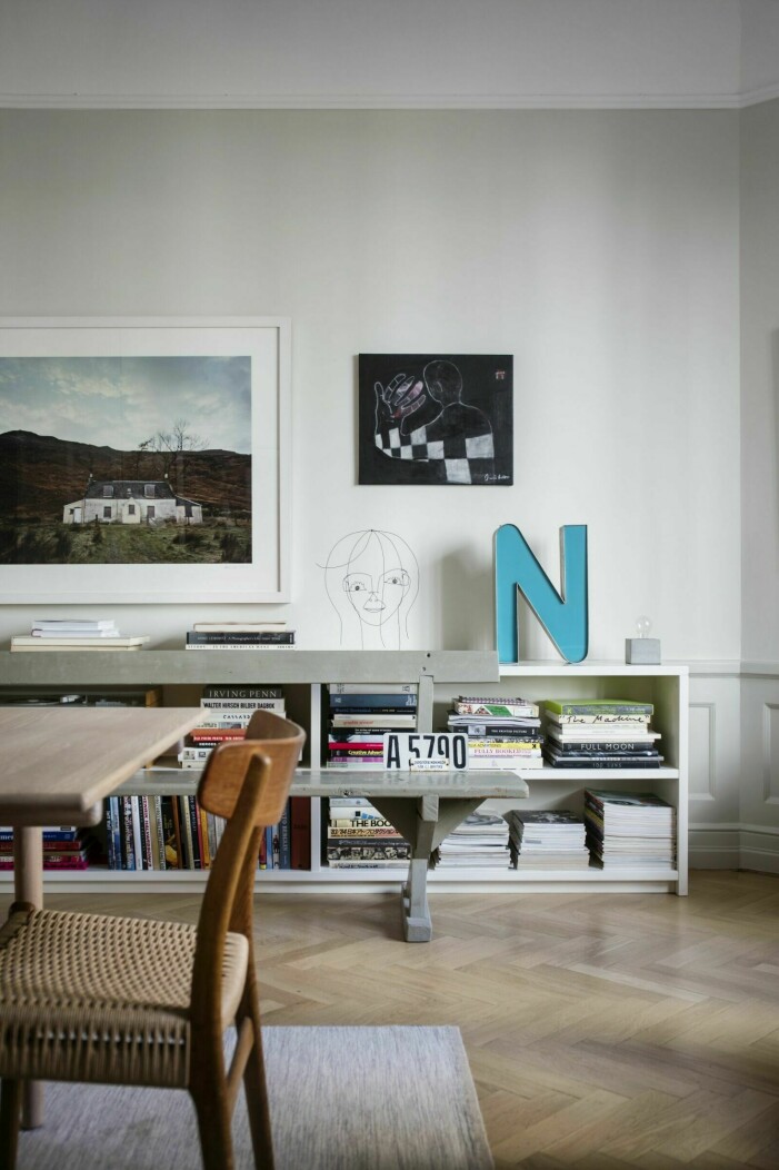 Foto: Johan Sellén. Styling: Gill Renlund. Syns i: <a target="_blank" href="https://www.residencemagazine.se/hemma-hos/designklassiker-moter-moderna-detaljer-hos-kreatorerna-i-vasastan/8949871">"Designklassiker möter moderna detaljer hos kreatörerna i Vasastan"</a>. Låg bokhylla