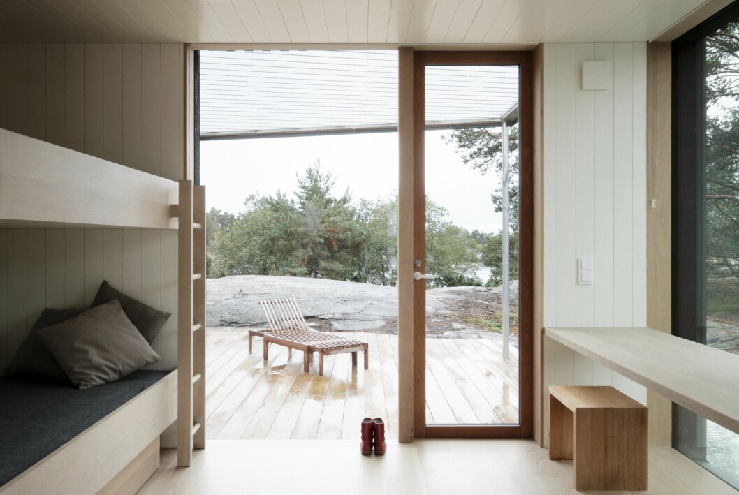Närheten till naturen är påtaglig i alla hemmets rum. Sovrum i studentritade huset Villa Furuholmen.