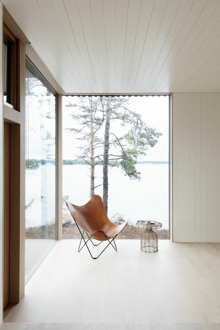 Mastersviten med helglasat hörn mot norr. Här finns möjlighet att inreda ett hemmakontor. Fladdermusfåtölj av Dennis Marquart för Ox Denmarq. Golv i massiv ek. Vardagsrum i studentritade huset Villa Furuholmen.