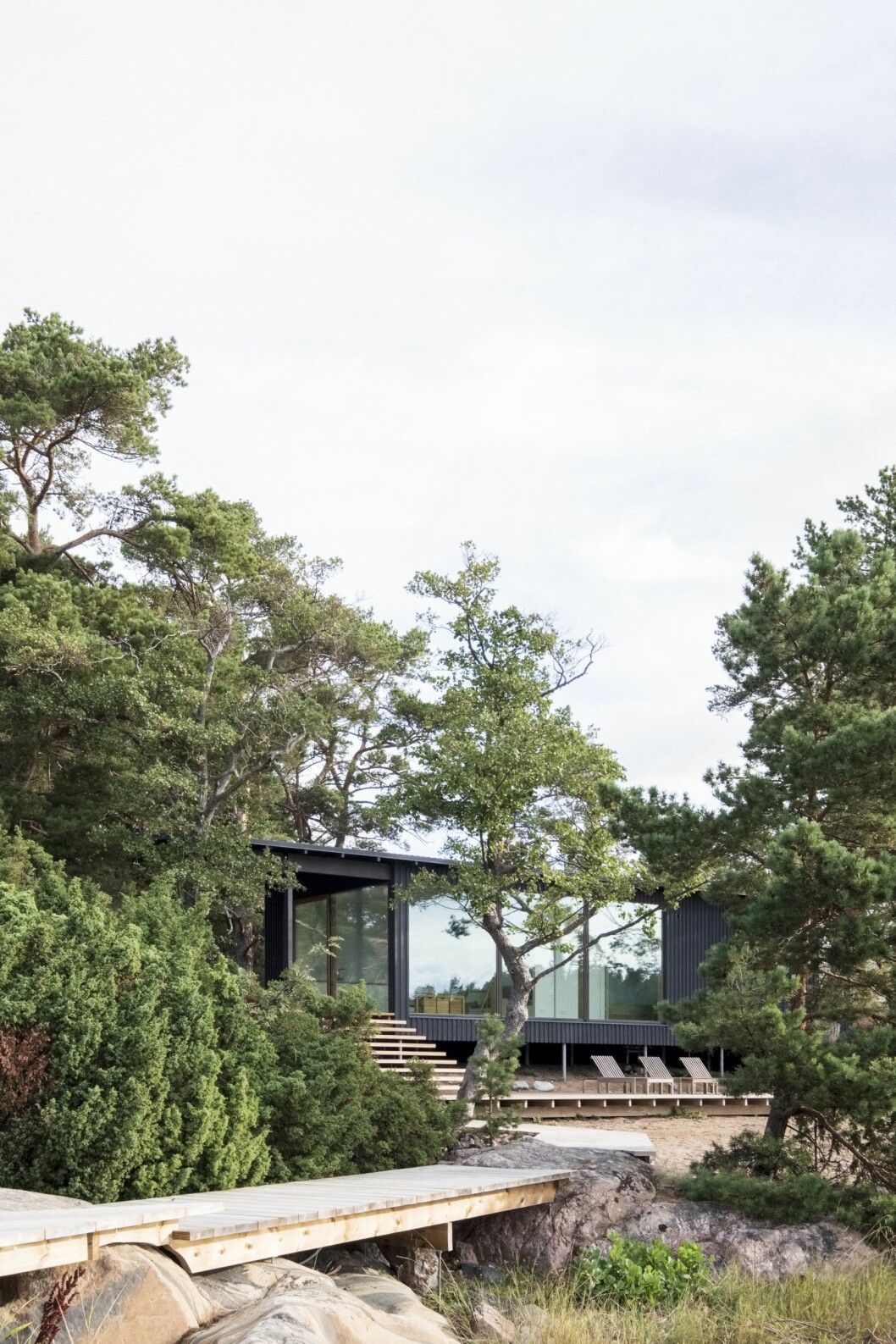 Strandhuset. Spången leder ner till båtbryggan. Villa Furuholmens strandhus.