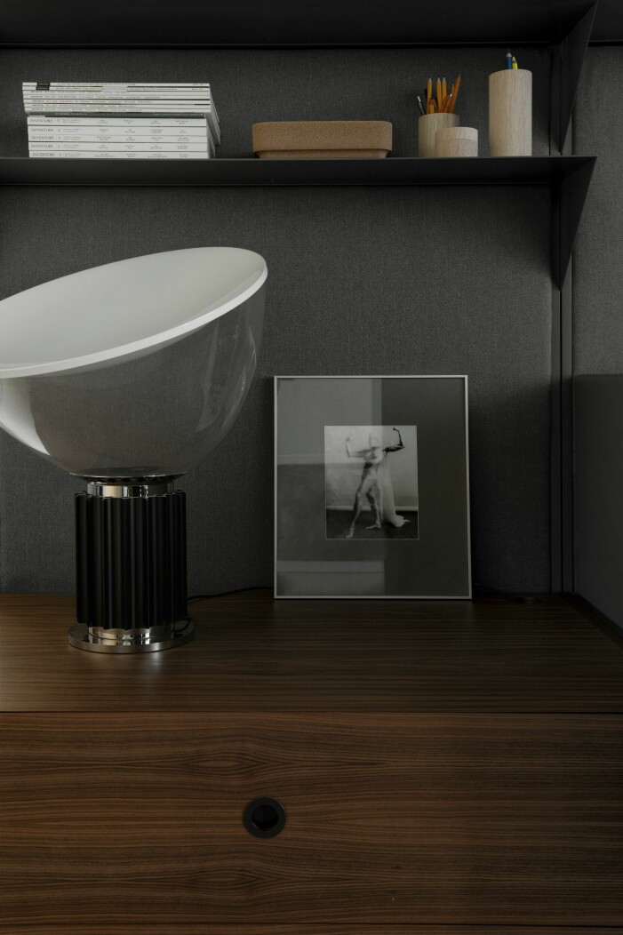 Lampa Taccia av Achille och Pier Castiglioni, formgiven 1962. Flos. Hyllor och sideboard ritade av Johan Olsson. Lampa Taccia av Achille och Pier Castiglioni, formgiven 1962.