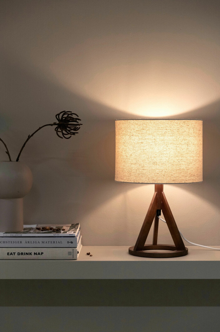Placera ut dina 5-7 ljuspunkter i olika delar av sovrummet. Välj gärna minst en lampa som fungerar som stämningsbelysning i ett fönster eller på en hylla. stämningsfull lampa från Venture Design