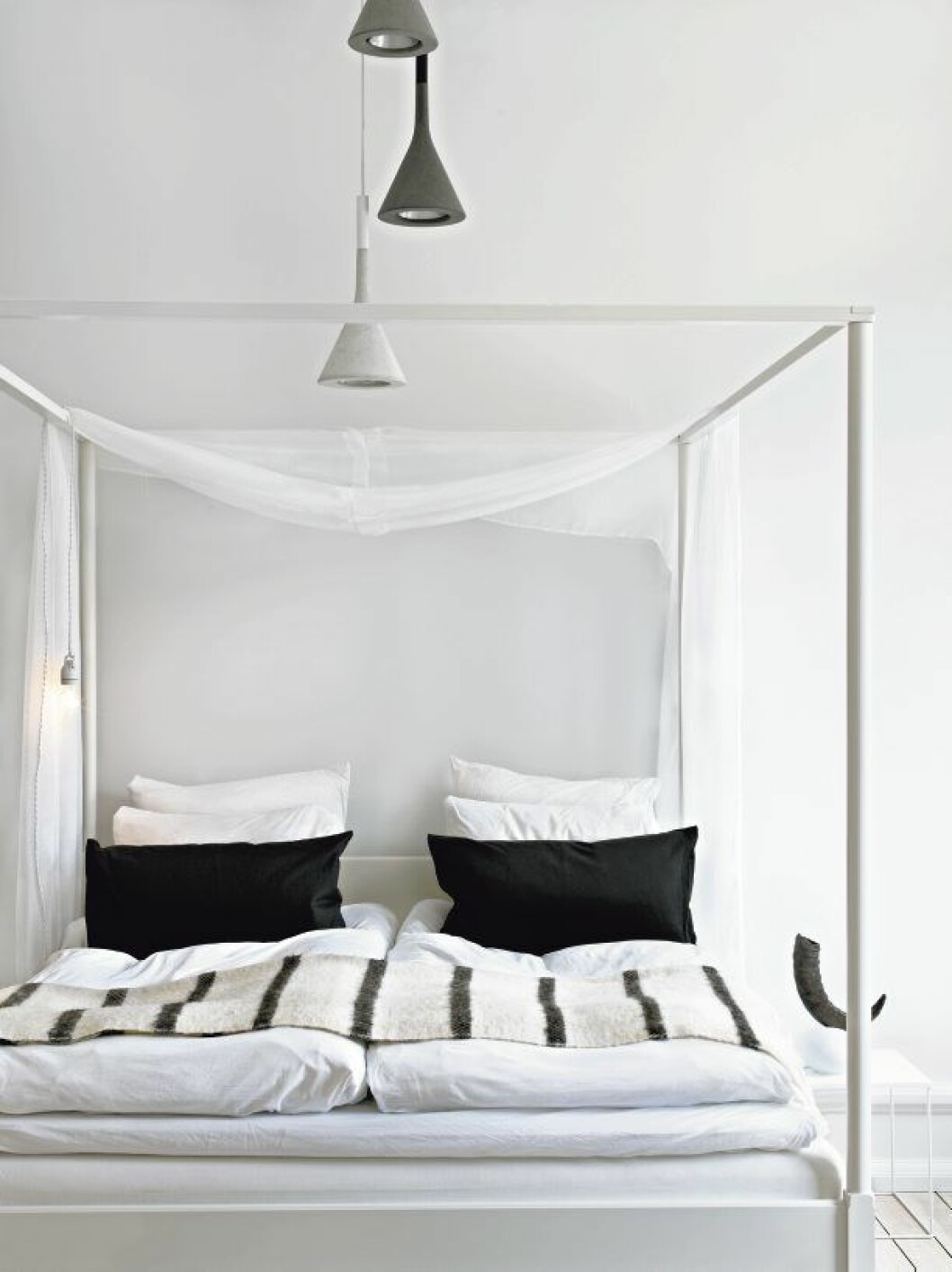 Lampor Aplomb från italienska Foscarini i taket. »Sängen hittade vi på Ikea, den är fantastisk.«