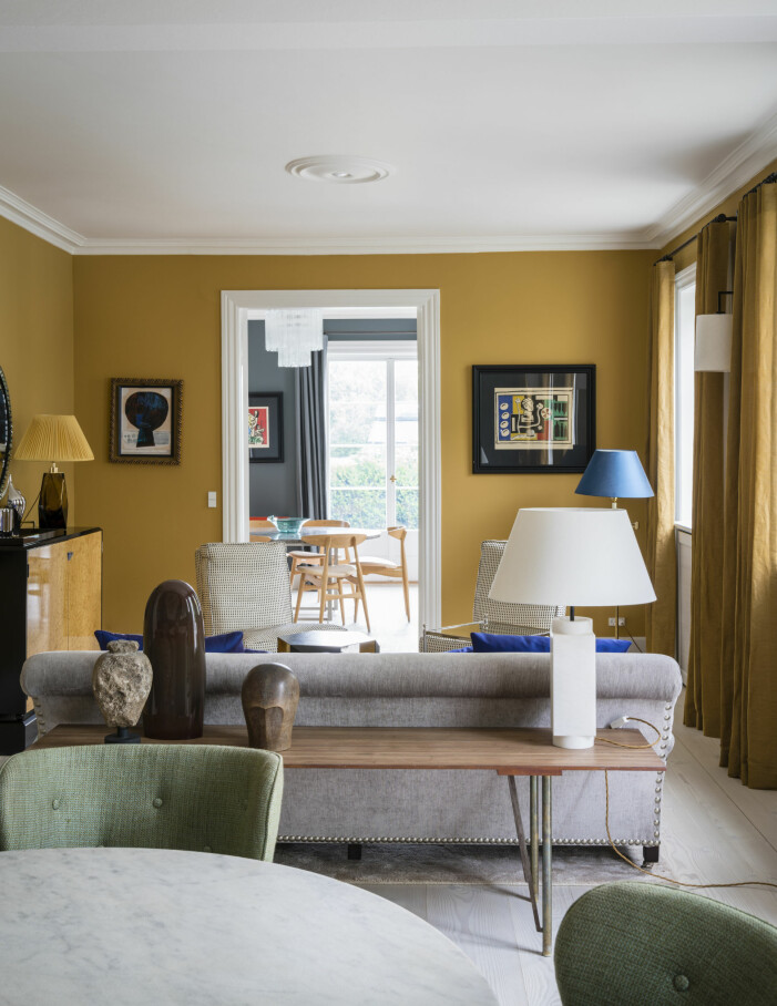 Testa att placera lamporna i olika höjd för en levande känsla. Foto: Jannik Martensen Larsen/Farrow & Ball. Så inreder du med belysning i vardagsrummet, genomgående modell