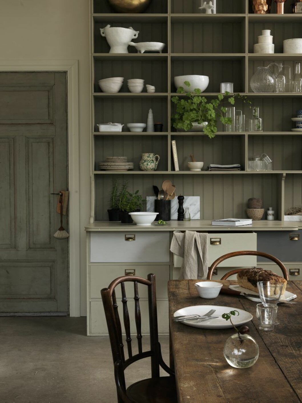 Mattallrik, 199:-, Wonki ware, bestick Baguette, kniv, 99:-, gaffel, 89:-, vinglas Chalice, 59:-, vattenglas, 68:-, skål,, 99:-, skärbräda Chop chop, 899:-, Hay. Vas, 129:-. Handduk i linne (i låda), 329:-. Vit skål Oskar, 249:-, Sowden, skärbräda i marmor Chop chop, 1 399:-, Hay, träredskap, från 99:-, pepparkvarn, 449:-, Peugeot. Flaska för sojasås, 349:-, mortlar, 339:-, vikt, 2 359:-. Handmålat italienskt porslin, från 99:-, Maiolica Spruzzi. Mortel, 249:-, Alessi, handdukar i linne, 329:-, dricksglas Minimal, 69:-. Liten karott Revol, 459:-, salladsskål, 399:-, Georg Jensen. Mått Tower, 449:-, Alessi, glaskannor, 189:- och 239:-,vas Ponny av Carina Seth Andersson, 498:-. Skålar, större 189:-, mindre 99:-, små 79:-, Wonki ware, stor skål, 189:-, glaskanna, 499:-, vaser, 189:- och 289:-. Keramikvas, 1 099:-, fat, 999:-. Tinja, askar i carraramarmor, 299:-, 399:-, 699:- och 1 199:-. Alla produkter kan köpas på The kitchen. lantkok the kitchen
