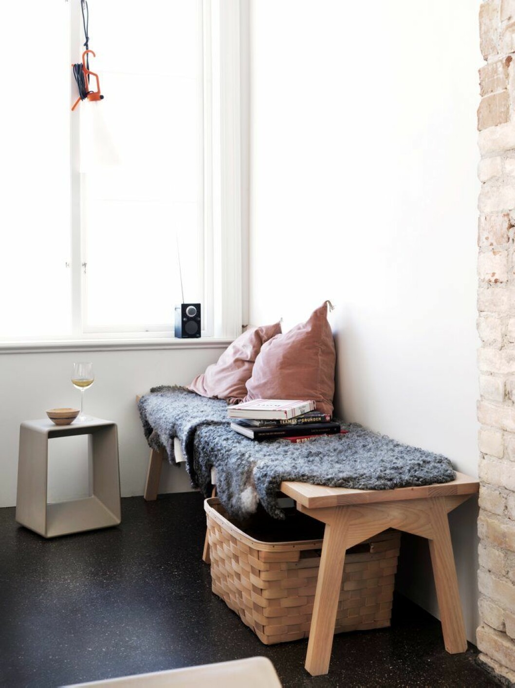 Bänken av ask är snickrad av Jenny Lignell, och designad av Jessica. Air Stool heter plastpallen, design Héctor Serrano för Gandia Blasco. Lampan Mayday av Konstantin Grcic för Flos. Korg från Iris Hantverk, kuddar från Norrgavel, Pal radio från Tivoli Audio. lashorna