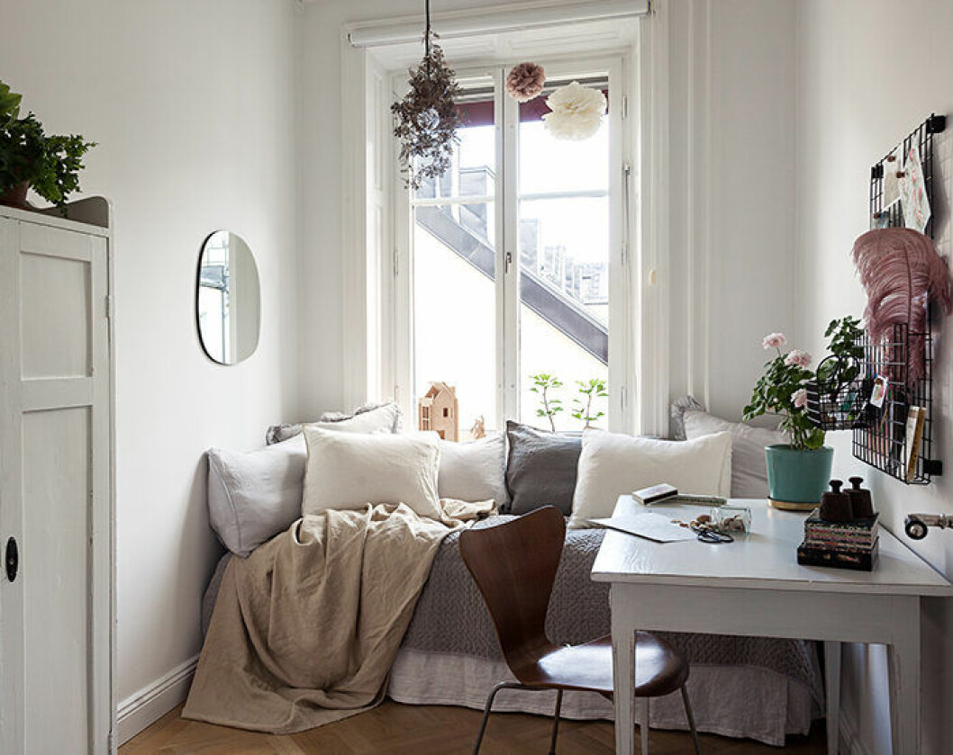 Foto: Johan Spinnell Styling: Charlotte Lindholm för <a href="https://www.instagram.com/historiskahem/?hl=sv" target="_blank" rel="noopener">Historiska hem</a>/mäklare: Henriette Gerson Läshörna i gästrummet eller arbetsrummet