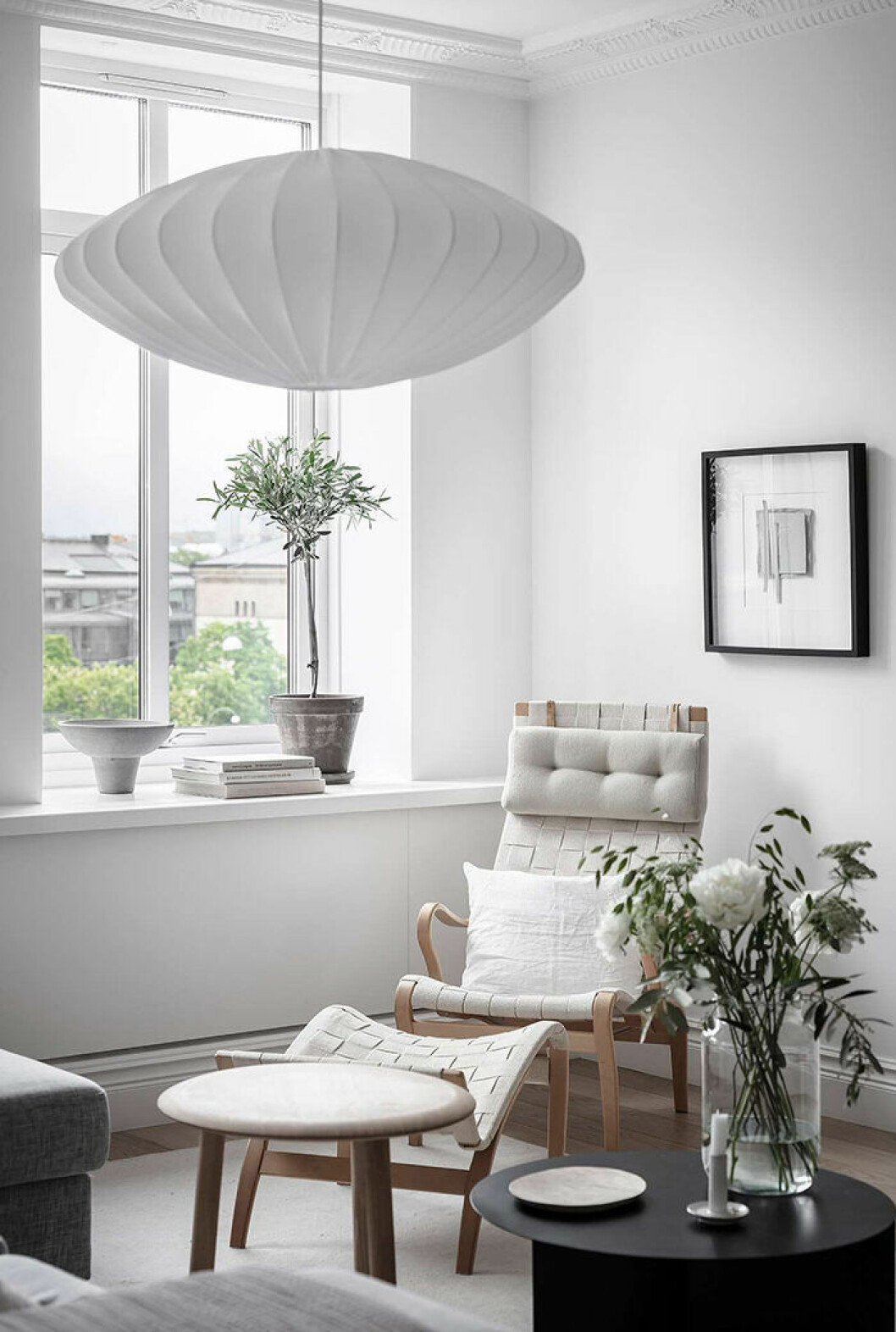 Foto: Anders Bergstedt Styling: Greydeco för Alvhem/mäklare: Andreas Lundberg Läshörna med fåtölj och matchande fotpall i det tomma hörnet