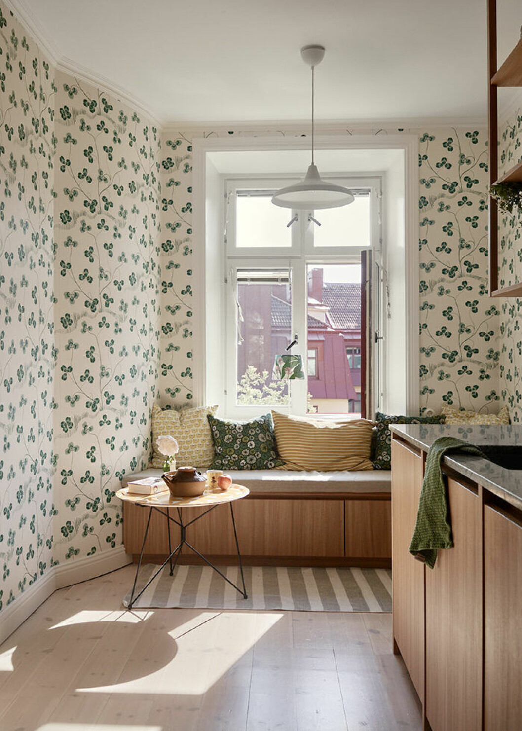 Foto: Fredric Boukari Styling: Åsa Copparstad för Historiska hem/mäklare: Katarina Ljung Mysig läshörna i köket – istället för en matplats