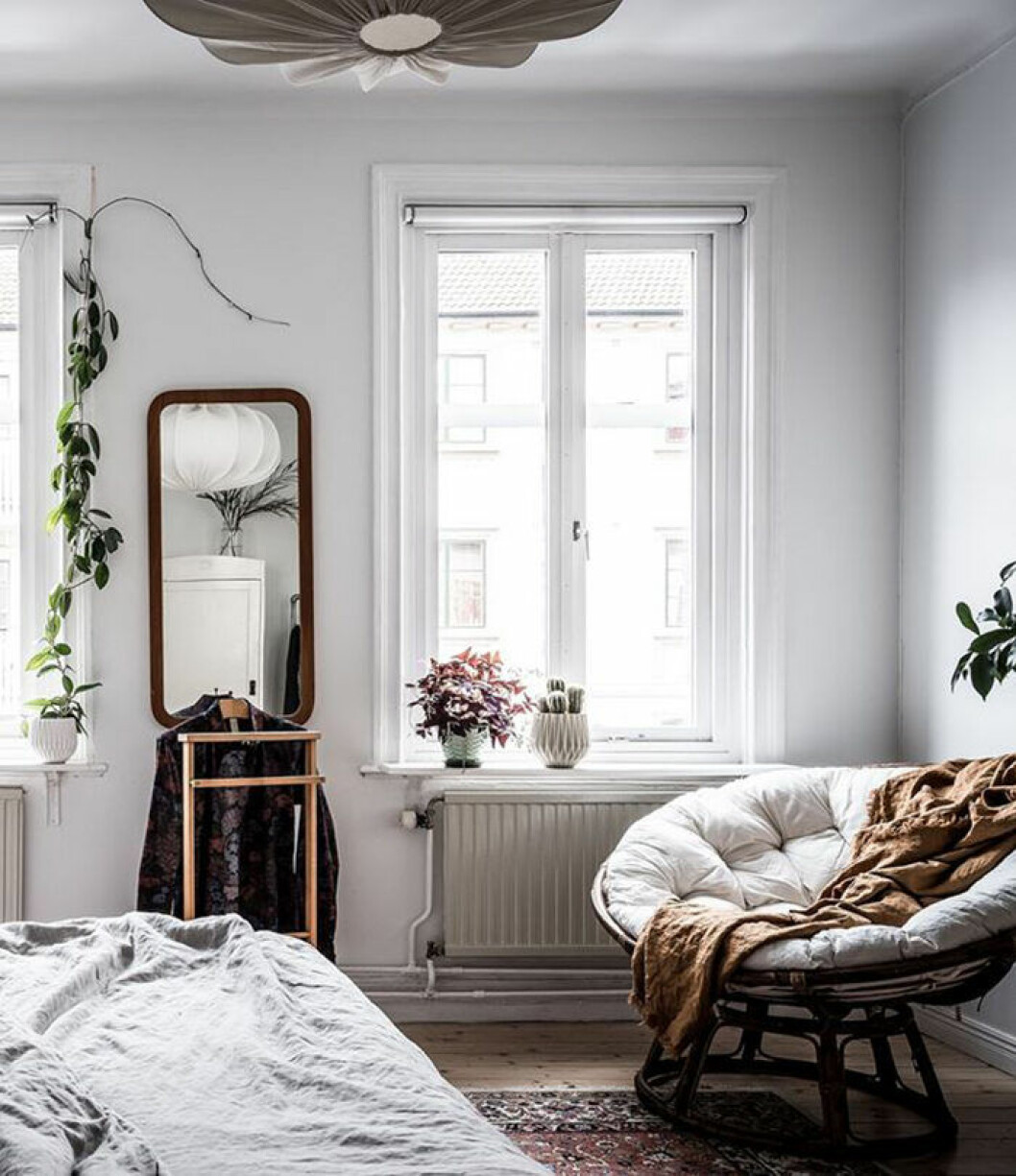 Foto: Alen Cordic Styling: Intro för Bjurfors/mäklare: Julia Albinsson Läshörna med mysig rund fåtölj från Granit