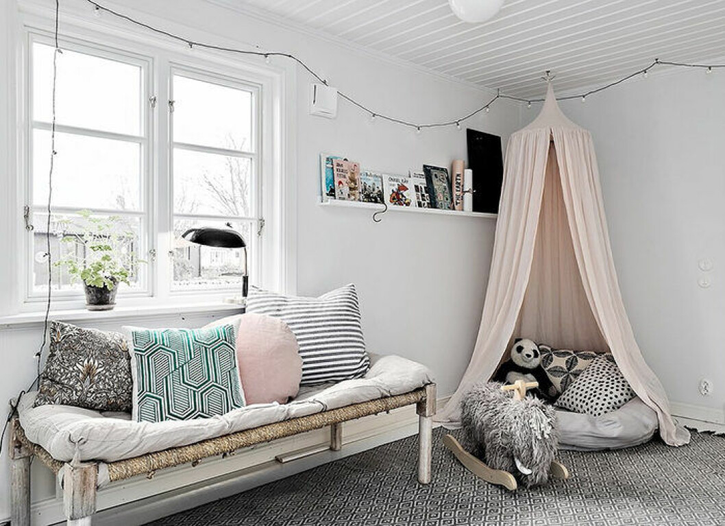Foto: Esoft för <a href="https://www.instagram.com/fastighetsbyran/?hl=sv" target="_blank" rel="noopener">Fastighetsbyrån</a>/mäklare: Erika Holmén Läshörnan kan bli ett läsrum för vuxna och barn